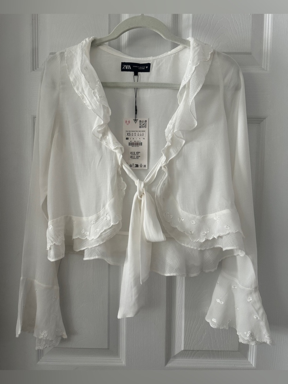 Zara women’s White Embroidered Top.  Size XS.